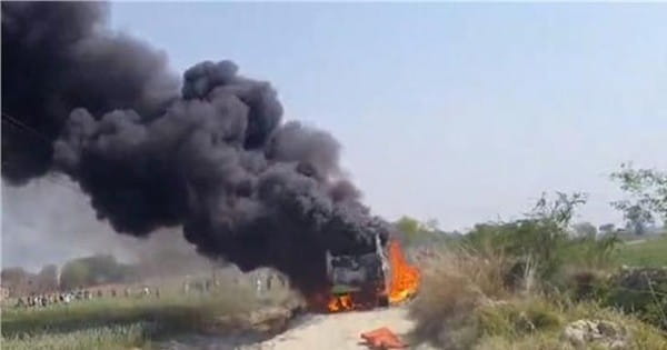 VIDEO : यूपी के गाजीपुर में बारातियों से भरी बस पर गिरा हाईटेंशन तार, 6 लोगों के जिंदा जलने की खबर, शादी में शामिल होने जा रहे थे सभी