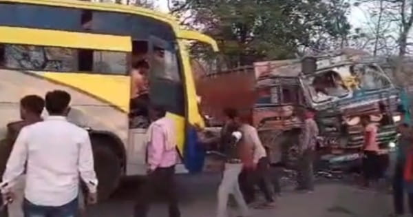 पन्ना में सड़क हादसा : रेत से भरे ट्रक और बस की टक्कर, आधा दर्जन से ज्यादा यात्री घायल
