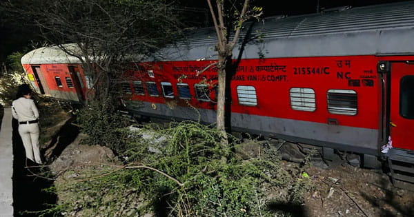 अजमेर में रेल हादसा : साबरमती एक्सप्रेस और मालगाड़ी के बीच टक्कर, इंजन समेत 4 डिब्बे पटरी से उतरे; एक ही ट्रैक पर दोनों ट्रेन आ जाने से हुआ हादसा