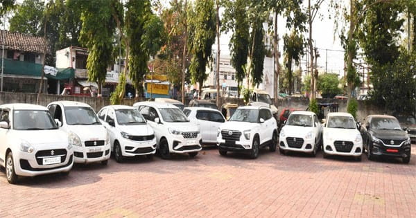 एजेंट बनकर कंपनी में ज्यादा दाम पर वाहन अटैच करने का लालच देकर हड़प लेते थे कार, 3 आरोपी गिरफ्तार, 1 करोड़ रुपए की 8 लक्जरी कारें बरामद