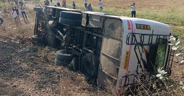 कुक्षी-अलीराजपुर टोल मार्ग पर हादसा, धार में अनियंत्रित होकर यात्री बस पलटी; 15 घायल