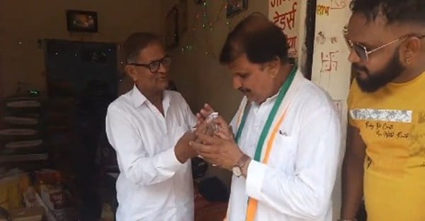 जबलपुर लोकसभा : कांग्रेस प्रत्याशी दिनेश नोट के साथ मांग रहे वोट
