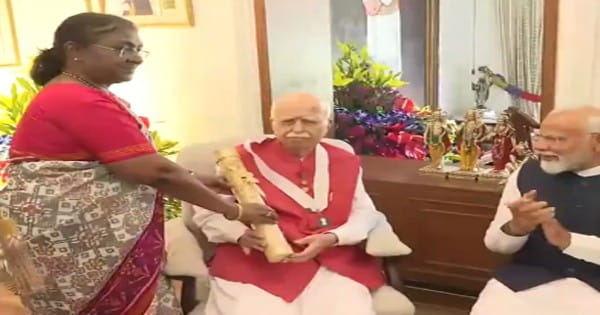 राष्ट्रपति ने आडवाणी को घर जाकर दिया भारत रत्न, खराब स्वास्थ्य के कारण कल नहीं आए थे; PM मोदी, राजनाथ और शाह रहे मौजूद