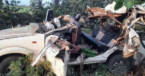मुरादाबाद में बड़ा हादसा : चालक को झपकी आने से रेलवे क्रॉसिंग के खंभे से टकराई स्कॉर्पियो, एक ही परिवार के चार लोगों की मौत; दो घायल