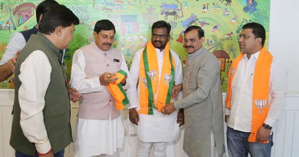 कमलनाथ को एक और झटका : छिंदवाड़ा महापौर विक्रम अहाके ने छोड़ा कांग्रेस का साथ, बीजेपी में हुए शामिल