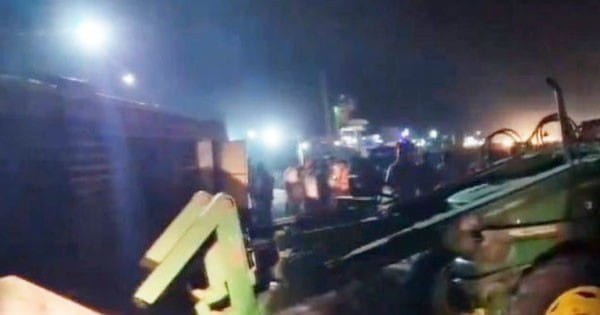 Morena Bus Accident : मुरैना में बड़ा सड़क हादसा, मेहंदीपुर बालाजी जा रही बस पलटी, 25 यात्री घायल; 12 की हालत गंभीर