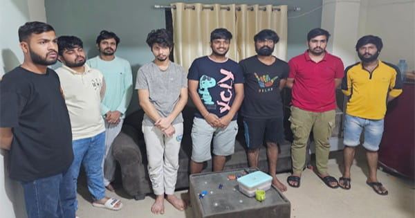इंदौर : हाईवोल्टेज मैच में करोड़ों का सट्टा पकड़ाया, 8 सटोरिए गिरफ्तार, चेकबुक-पासबुक और ATM बरामद; किराए पर लेते थे बैंक खाता