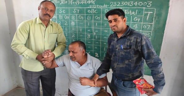 उज्जैन लोकायुक्त की बड़ी कार्रवाई : 5 हजार की रिश्वत लेते प्रिंसिपल गिरफ्तार, क्लास में बैठकर खा रहा था कुरकुरे