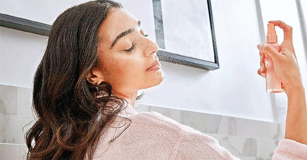 डू-इट-योरसेल्फ में घर पर तैयार हो रहे समर में हाइड्रेशन देने वाले फेस मिस्ट