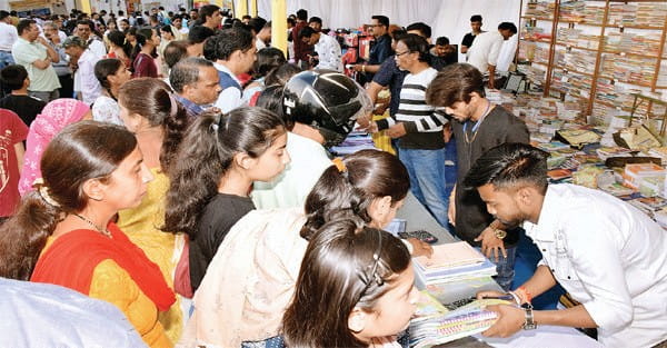 जबलपुर में लगा पुस्तक मेला तो 50% तक डिस्काउंट पर मिलीं किताबें