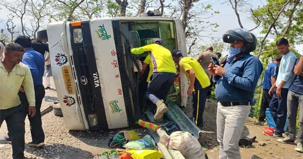 उत्तराखंड में अनियंत्रित होकर यात्री बस पलटी, कई यात्री घायल