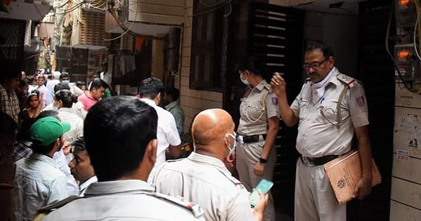 दिल्ली में सनसनीखेज वारदात : पांडव नगर में नाबालिग भाई-बहन की हत्या, घर में बेहोश मिली मां; रेलवे ट्रैक पर मिला पिता का शव