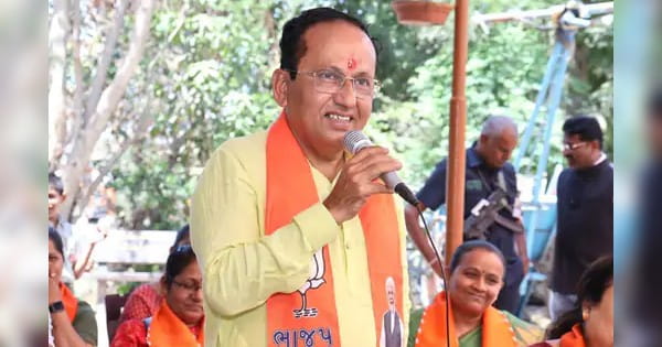 लोकसभा चुनाव से पहले ही BJP का खाता खुला : सूरत सीट के उम्मीदवार मुकेश दलाल निर्विरोध जीते, कांग्रेसी कैंडिडेट का पर्चा हो गया था रद्द