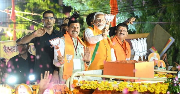 भोपाल में PM मोदी का रोड शो, उमड़ी भीड़, बरसाए फूल, 25 मिनट में तय किया एक किलोमीटर का फासला