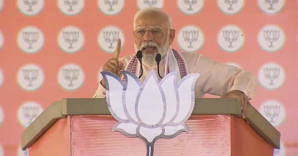 PM IN MP : मुरैना में मोदी की आम सभा, बोले- हमने सेना को दी खुली छूट, एक गोली आए तो 10 मारो और एक गोला आए तो दस तोपें चलाओ