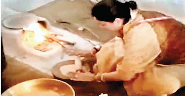 महारानी ने चूल्हे पर सेंकी रोटियां, कुंवर साहब गांव-गांव मांग रहे वोट