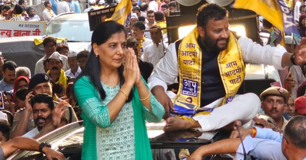 Lok Sabha Election 2024 : केजरीवाल की पत्नी सुनीता ने पहला चुनावी रोड शो किया, बोलीं- आपके CM को कोई झुका नहीं सकता