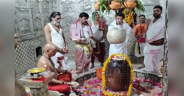 VIDEO : पं. धीरेंद्र कृष्ण शास्त्री ने किए बाबा महाकाल के दर्शन, नंदी हाल में बैठकर की शिव आराधना