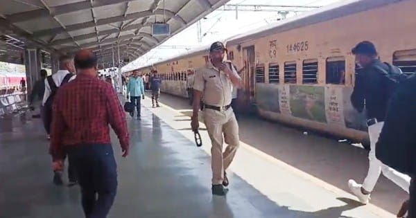झेलम एक्सप्रेस में बम की सूचना निकली झूठी : भोपाल के RKMP स्टेशन पर हुई ट्रेन की चैकिंग, यात्री ने ही किया था कॉल; पुलिस कर रही पूछताछ