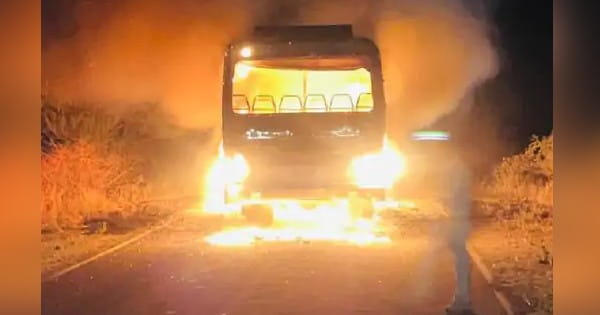 VIDEO : बैतूल में मतदान कर्मियों को ला रही बस में लगी आग, EVM मशीनों को हुआ नुकसान; लोगों ने खिड़की से कूदकर बचाई जान