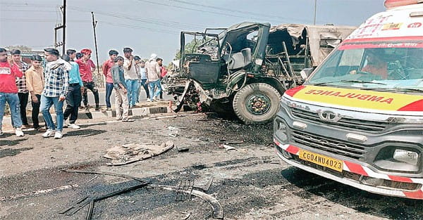 राजगढ़ जिले में कार-आर्मी ट्रक और बस में टक्कर, 3 की मौत, 11 घायल राजगढ़