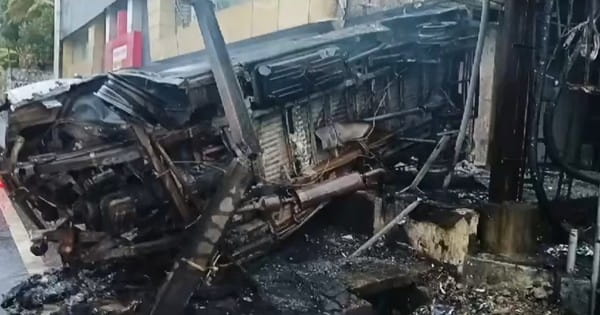 केरल के कोझिकोड में दर्दनाक हादसा : बिजली के खंभे से टकराई एंबुलेंस में लगी भीषण आग, महिला मरीज की जलकर मौत