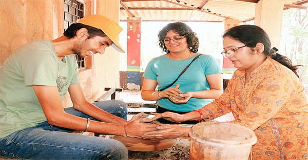 चांदी की नक्काशी से सजती है 800 साल पुरानी निजामाबाद की ब्लैक पॉटरी, धुएं से देते हैं कालापन