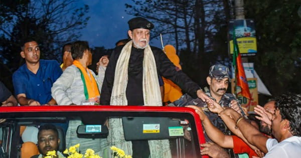 Lok Sabha Election 2024 : अभिनेता मिथुन चक्रवर्ती के रोड-शो में पथराव, फेंकी गईं बोतलें; आपस में भिड़े BJP और TMC कार्यकर्ता
