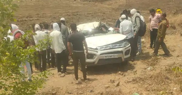 शाजापुर में पलटी कार, खेत में गिरी : दो बच्चों की मौत, ब्यावरा से इंदौर जा रहा था परिवार