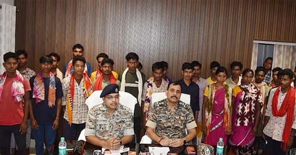 छत्तीसगढ़ : बीजापुर में दो महिला समेत 33 नक्सलियों ने किया सरेंडर, 5 लाख के तीन इनामी भी शामिल