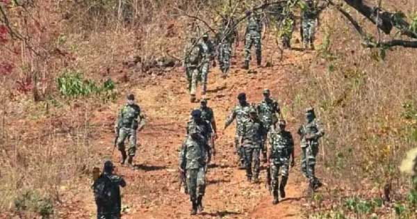छत्तीसगढ़ के बीजापुर में दो नक्सली ढेर, झारखंड में नक्सलियों ने गाड़ी के साथ एक को जिंदा जलाया