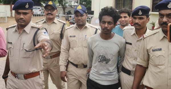 JABALPUR NEWS : पिता-पुत्र के मर्डर की आरोपी बेटी की गिरफ्तारी के बाद उसके प्रेमी ने किया सरेंडर, सीने में बनाए थे पांच दुश्मनों के टैटू