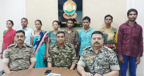 Naxalites Surrender : सुकमा में तीन महिला समेत 8 नक्सलियों ने किया सरेंडर, 4 पर था इनाम
