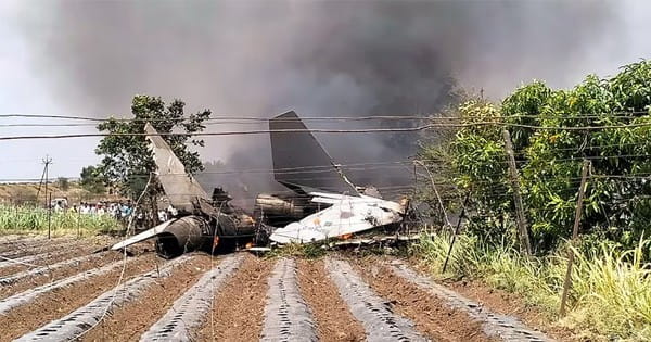 Sukhoi Jet Crash : नासिक में वायुसेना का सुखोई क्रैश, दोनों पायलट सुरक्षित, खेत में गिराने के बाद लगी आग