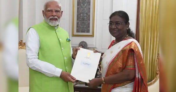 17वीं लोकसभा भंग... राष्ट्रपति भवन पहुंचे PM मोदी, सौंपा इस्तीफा; 8 जून को तीसरी बार ले सकते हैं प्रधानमंत्री पद की शपथ