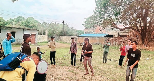 गरीब बस्ती के बच्चों को सिखा रहे अहीर, नौरता जैसे लोकनृत्य
