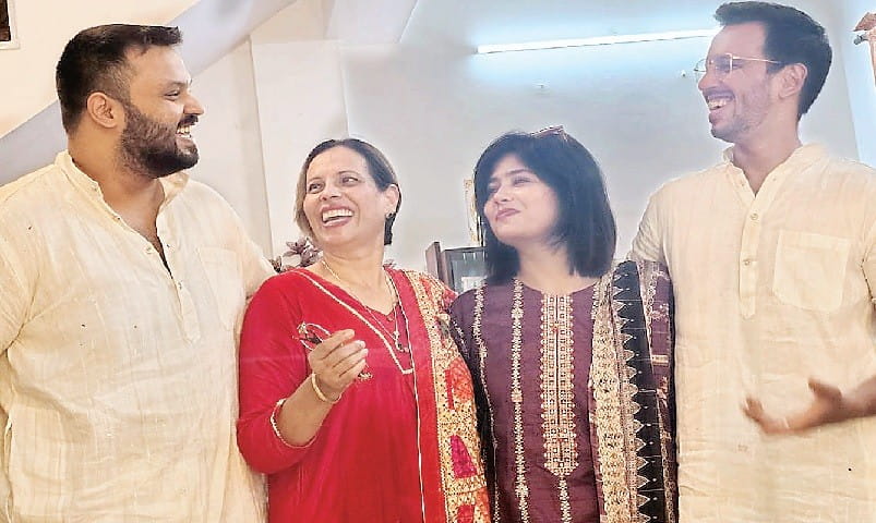 किसी ने पांच साल बाद बेटों के साथ, तो किसी ने 10 साल बाद बहन संग मनाई ईद