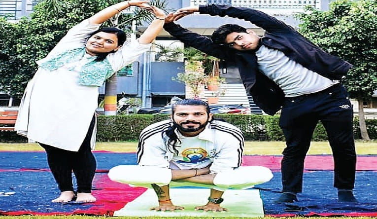 खुद की परेशानियों से उबरने सीखा योग, अब विदेशियों की ले रहे ऑनलाइन क्लास