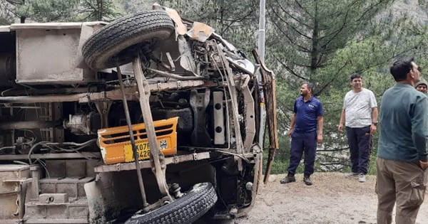 MP के तीर्थयात्रियों की बस पलटी, 5 यात्री घायल, उत्तरकाशी से गंगोत्री जा रही थी