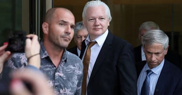 जेल से बाहर आए Julian Assange, US कोर्ट में स्वीकार किया अपना अपराध