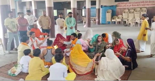 INDORE NEWS: घर वापसी..! रज्जाक हो गए रोहित और अंजुम बन गई आरती, 20 ने बदला धर्म