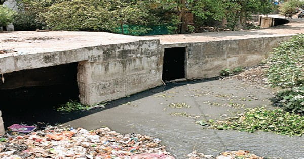 सौ फीट के नालों को कर दिया 20 फीट अब बारिश में जगह-जगह भर रहा पानी