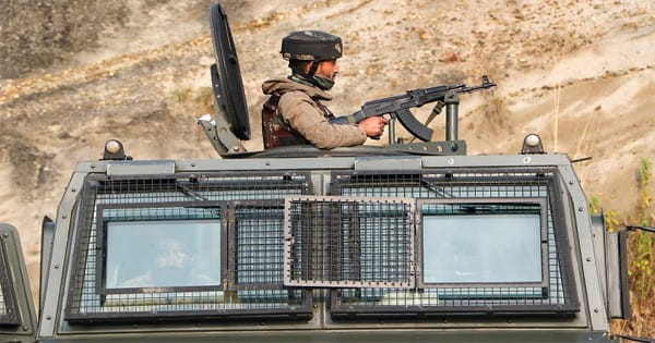 पाकिस्तान के कब्जे वाले कश्मीर से 18 कैदी भागे, गोली लगने से एक की मौत