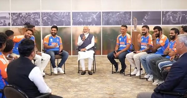 वर्ल्ड चैंपियन भारतीय टीम के साथ PM मोदी, खूब लगे हंसी-ठहाके, रोहित-द्रव‍िड़ ने प्रधानमंत्री के हाथों में सौंपी ट्रॉफी, सामने आया VIDEO