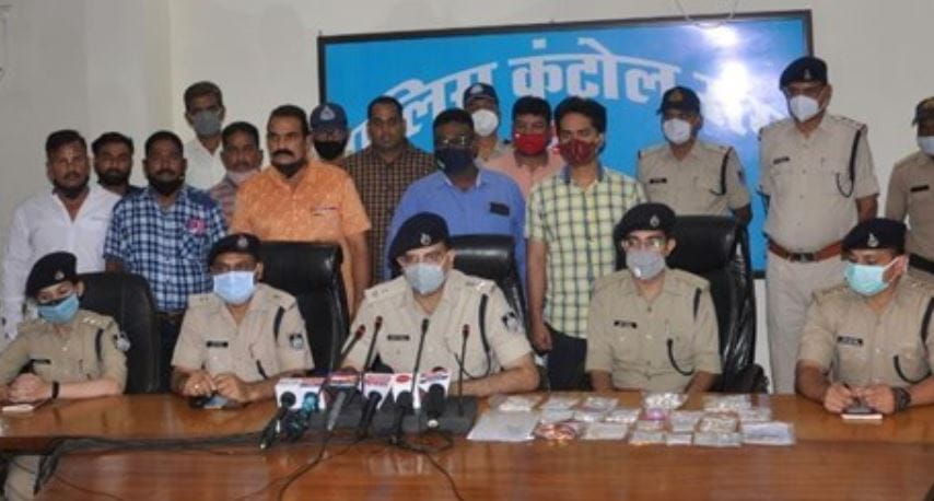 ब्वाॅयफ्रेंड के लिए बैंक में काम करने वाली युवती ने कई लोगों को लूटा, ऐसे पार कर दिए 11.50 लाख