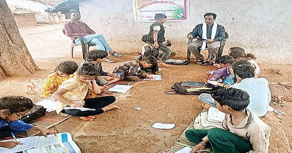 विदिशा के गांव सपेरा टपरा में 15 साल से नहीं बना स्कूल, पेड़ के नीचे पढ़ रहे बच्चे