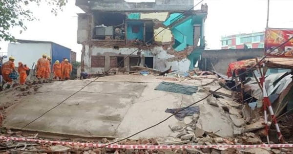 झारखंड : देवघर में तीन मंजिला मकान ढहा, कई लोगों के दबे होने की आशंका, NDRF रेस्क्यू में जुटी