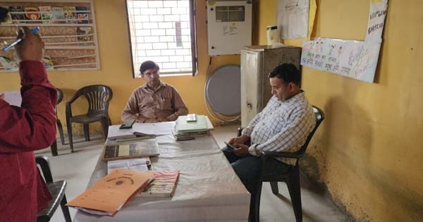 टीचर ने डेढ़ घंटे खेला कैंडी क्रश... संभल में अचानक स्कूल पहुंचे DM, मोबाइल हिस्ट्री चेक करने के बाद किया सस्पेंड; जानें पूरा मामला