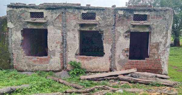 खंडहर हुए स्कूल में बच्चों को पढ़ने जाने से पालकों ने रोका