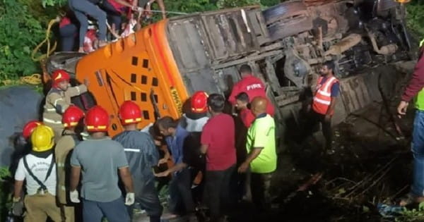 मुंबई-पुणे एक्सप्रेस-वे पर बड़ा हादसा : तीर्थयात्रियों से भरी बस बेकाबू होकर ट्रैक्टर से टकराई, 20 फीट गहरी खाई में गिरी, 5 की मौत, 42 घायल